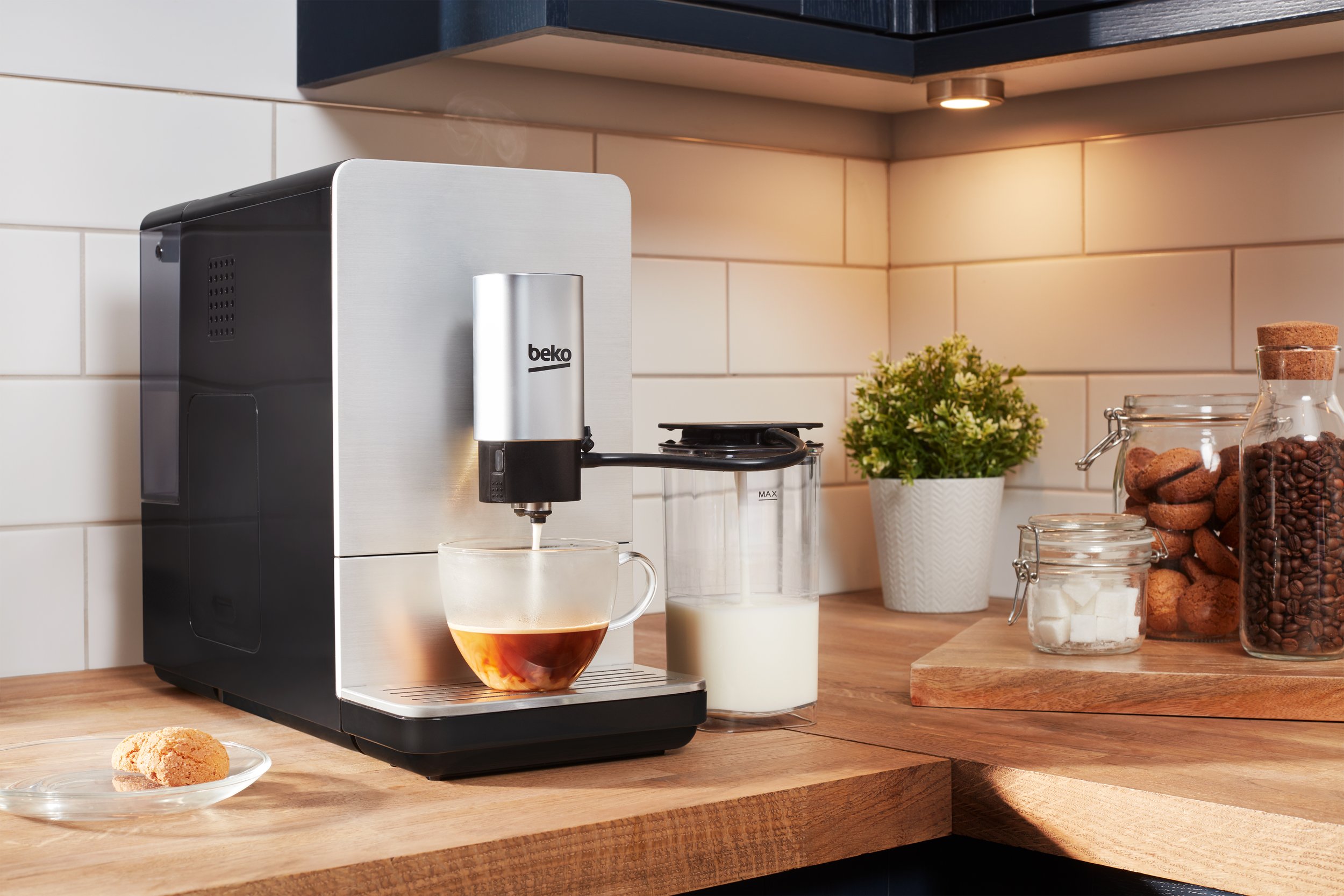 Bean To Cup Coffee Machine with Integrated Milk Cup CEG5331 | Beko UK