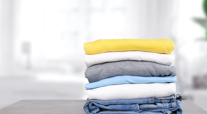 Refreshes lightly worn clothes
