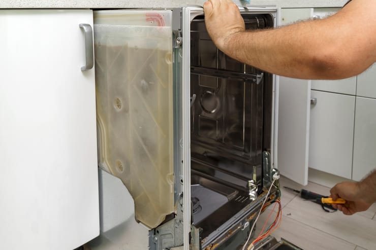 Avoid tipping the dishwasher